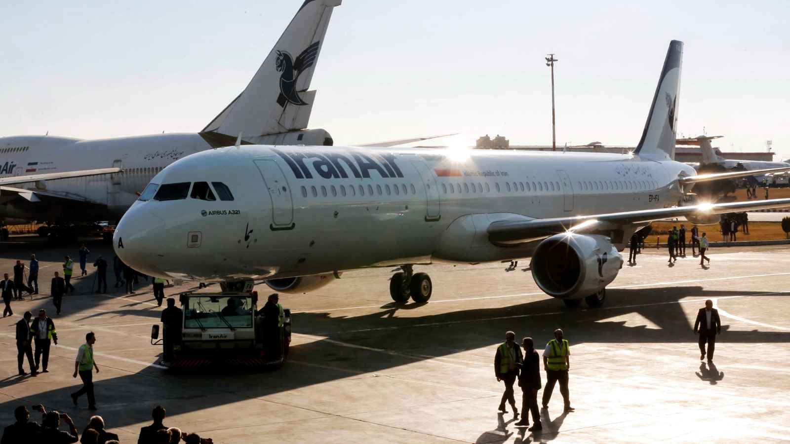 بعد الضربات الإسرائيلية.. شركات الطيران تحوّل مسار رحلاتها