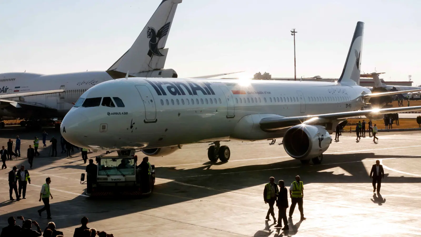 بعد الضربات الإسرائيلية.. شركات الطيران تحوّل مسار رحلاتها