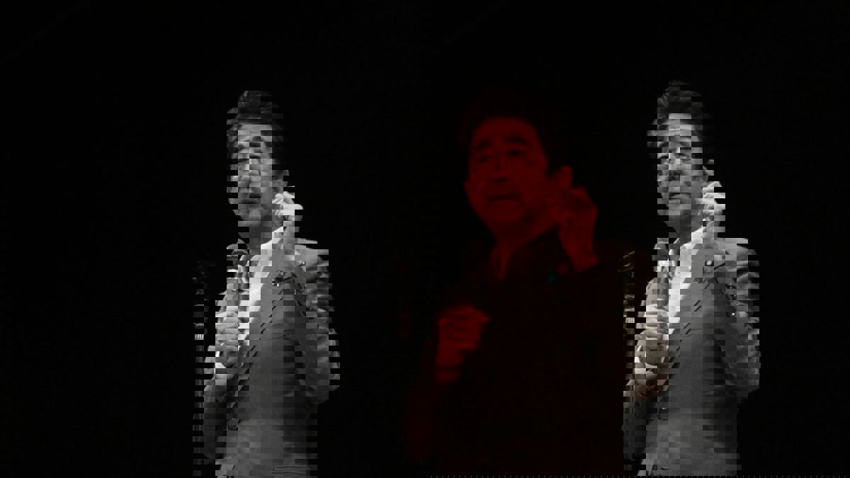 رحيل رئيس الوزراء الياباني آبي... أحزنني!