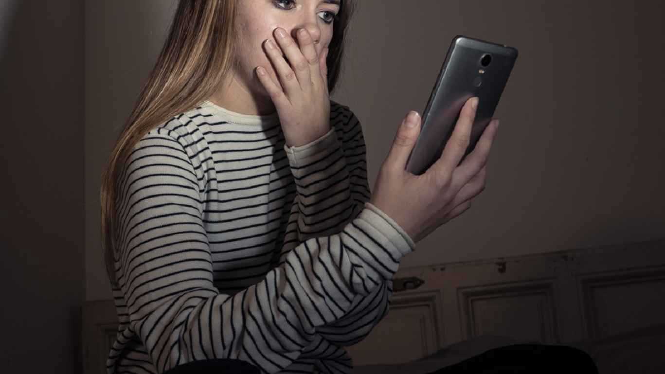 اليمن.. القبض على شاب بتهمة ابتزاز فتاة ودفعها للانتحار