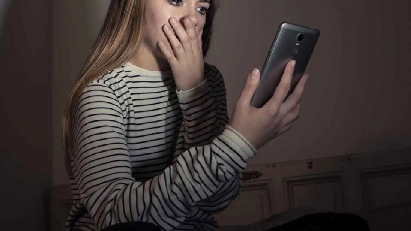 اليمن.. القبض على شاب بتهمة ابتزاز فتاة ودفعها للانتحار