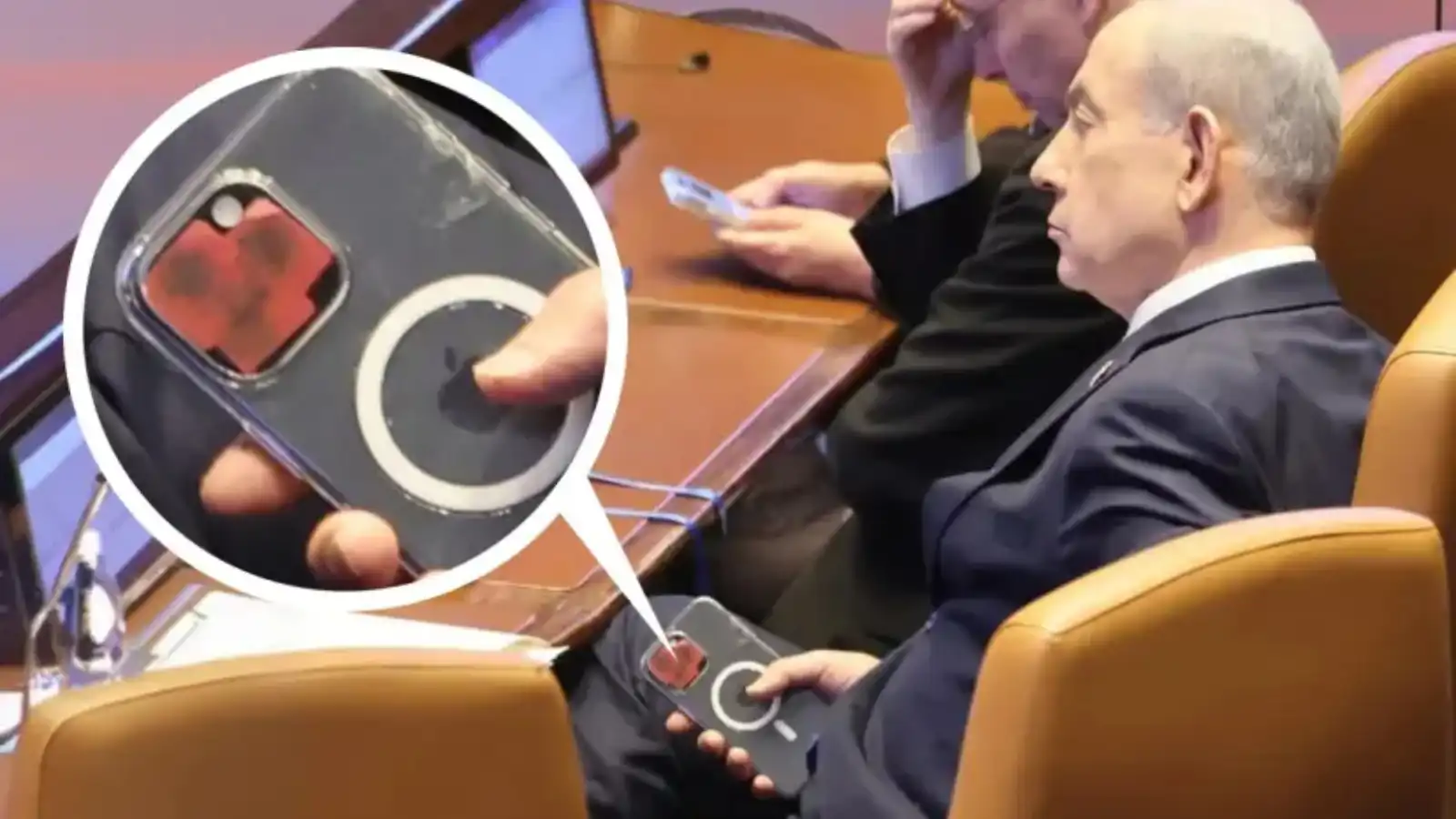 نتنياهو يحمل هاتفا يغطي شريط لاصق كاميراته