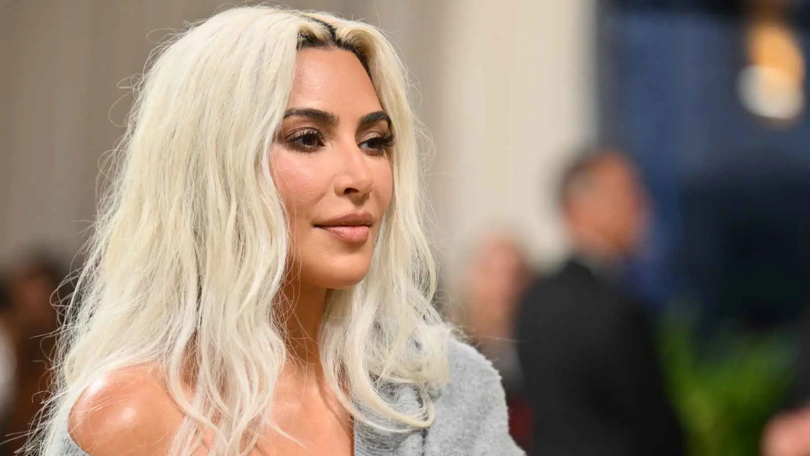 كيم كارداشيان تكشف عن ارتدائها مشدا مؤلما لتظهر بخصر نحيل (صور)