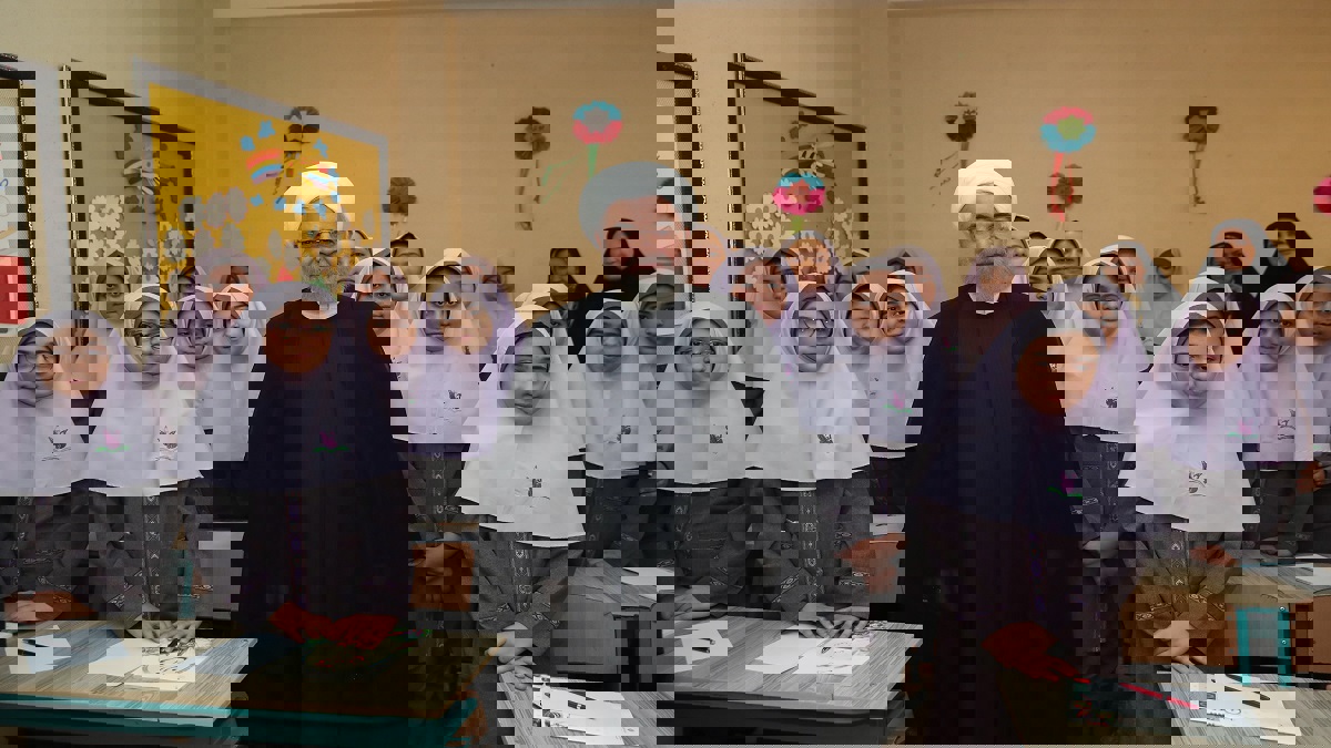 تلبية لرغبة خامنئي.. برلمان إيران يسعى لإلغاء تعليم الإنجليزية في المدارس