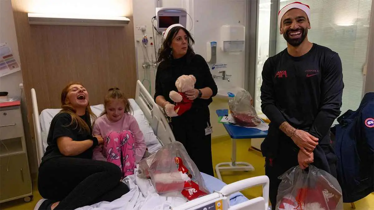 قبعة الكريسماس.. محمد صلاح يفجر موجة جدل بأحدث ظهور (فيديو وصور)