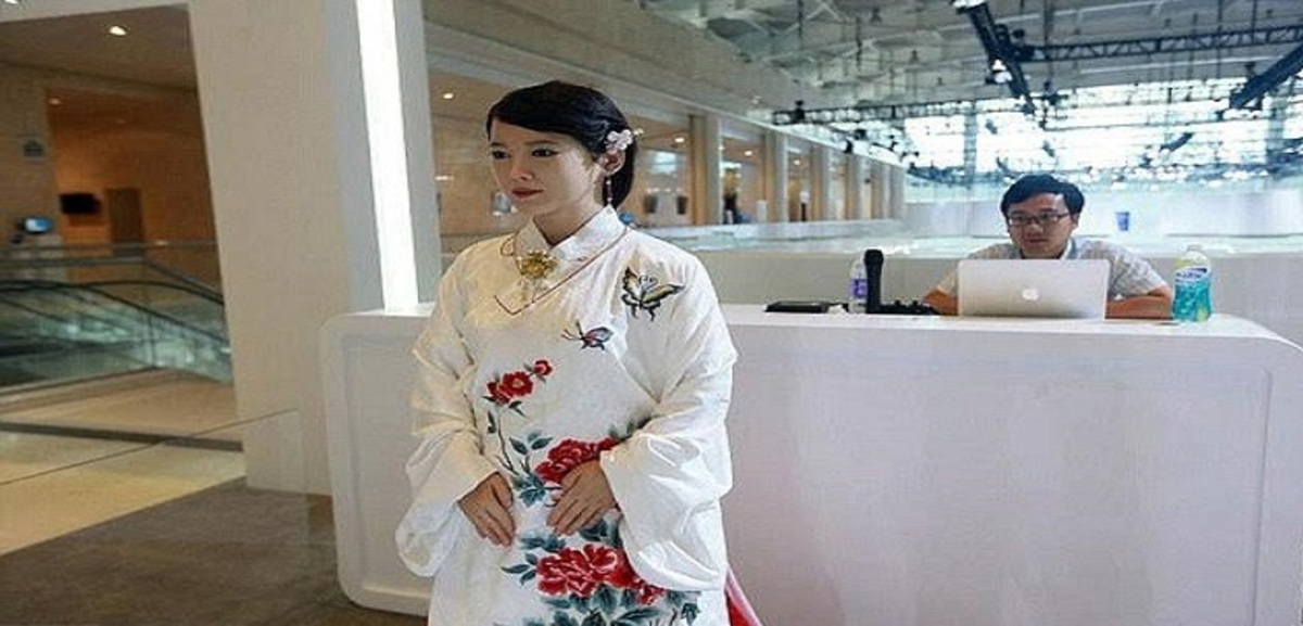 آلة روبوت تحيي الزوار في الصين (صور)