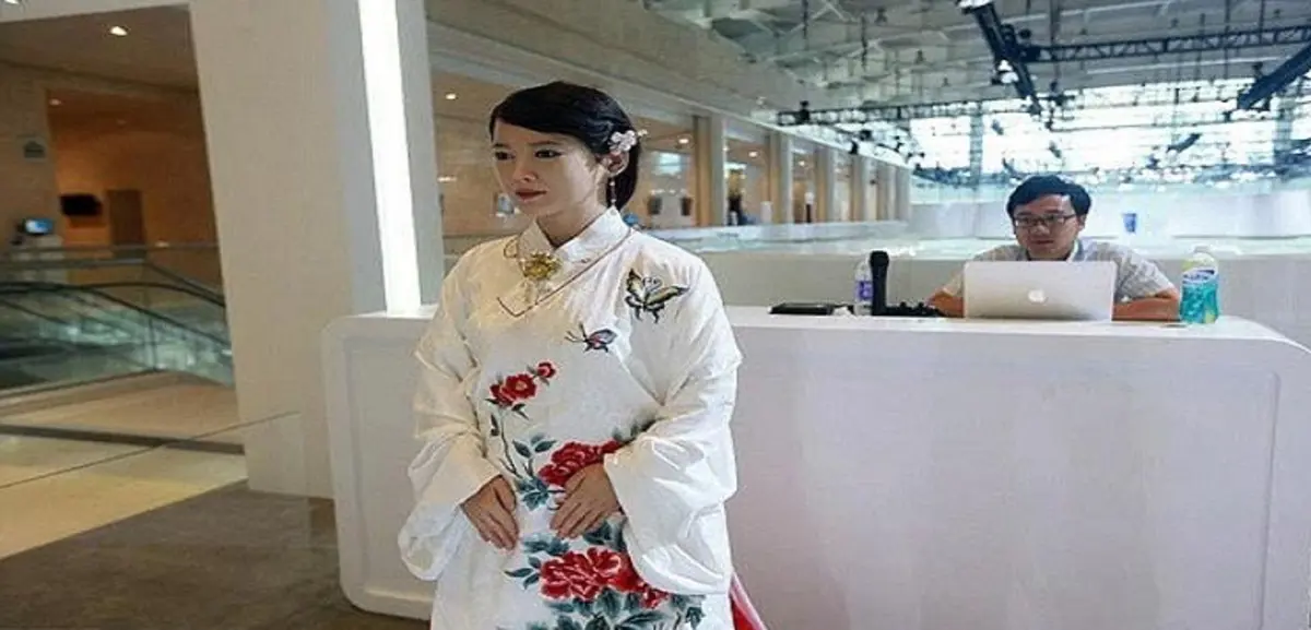 آلة روبوت تحيي الزوار في الصين (صور)