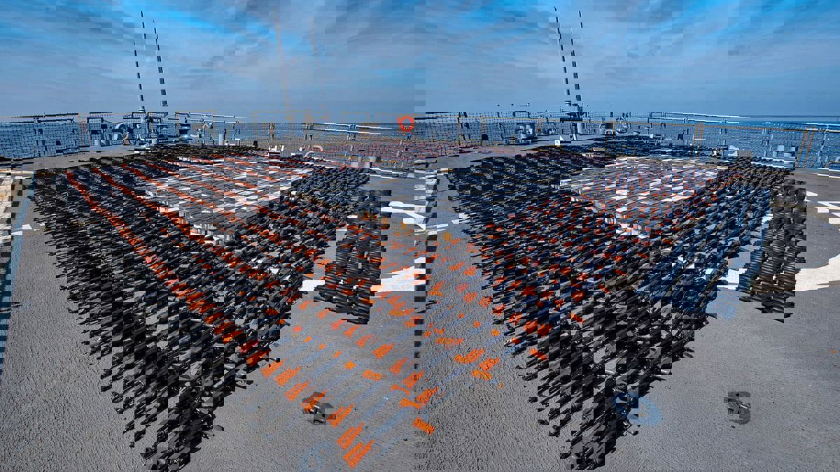 البحرية الأمريكية تعترض سفينة تهرب أسلحة للحوثيين في خليج عمان‎‎