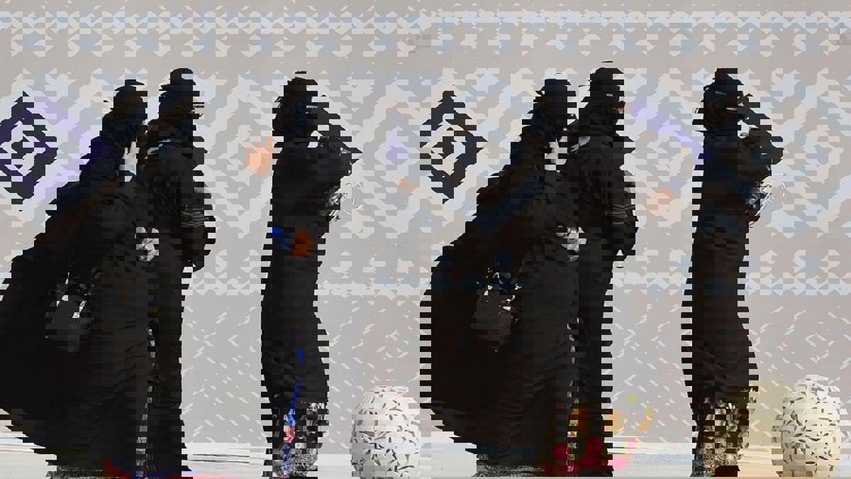 فتيات بالكويت يتحرشن برجل أمام زوجته