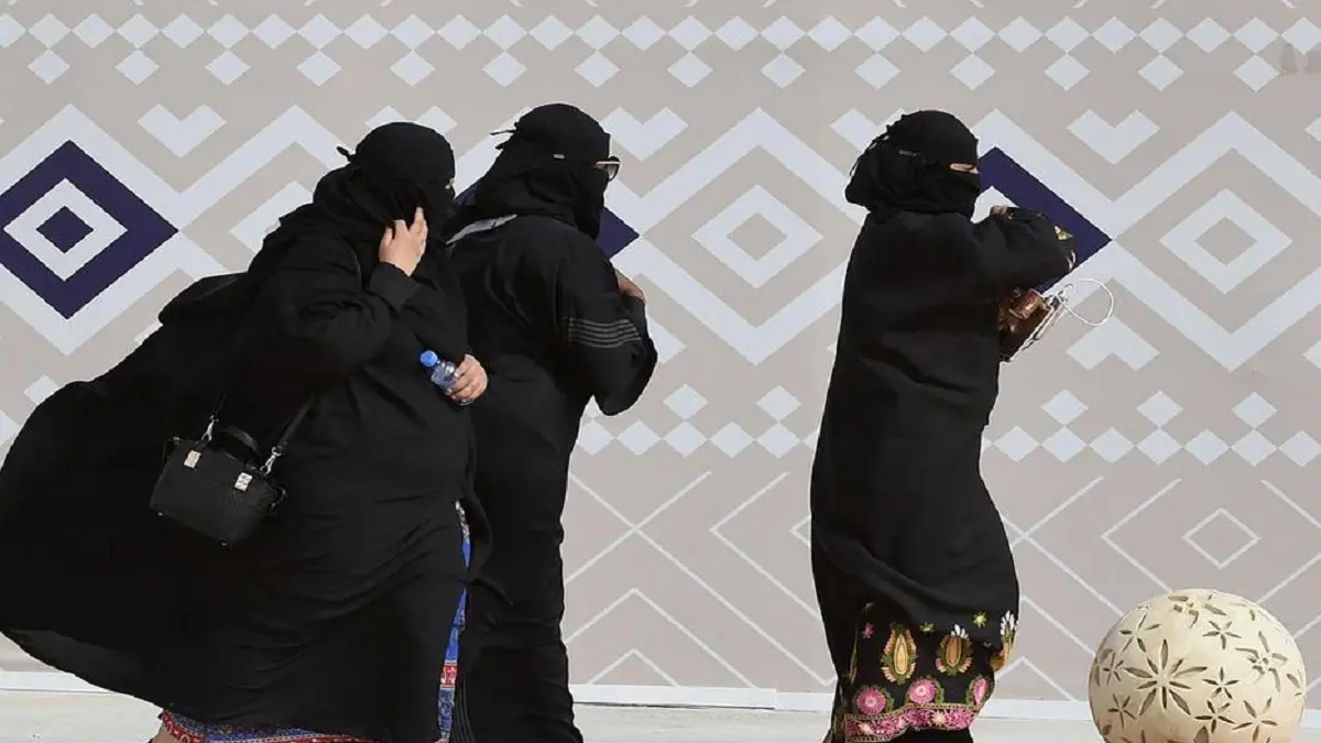 فتيات بالكويت يتحرشن برجل أمام زوجته