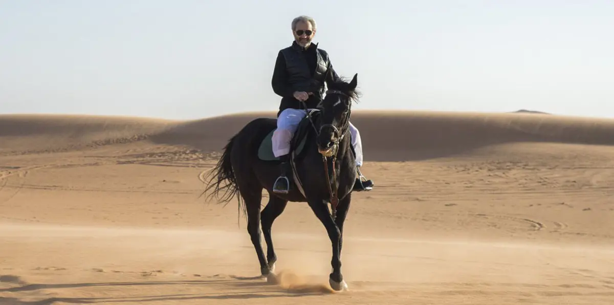 بالصور.. الأمير الوليد بن طلال برفقة أسرته في الصحراء فماذا قال عن الرحلة؟