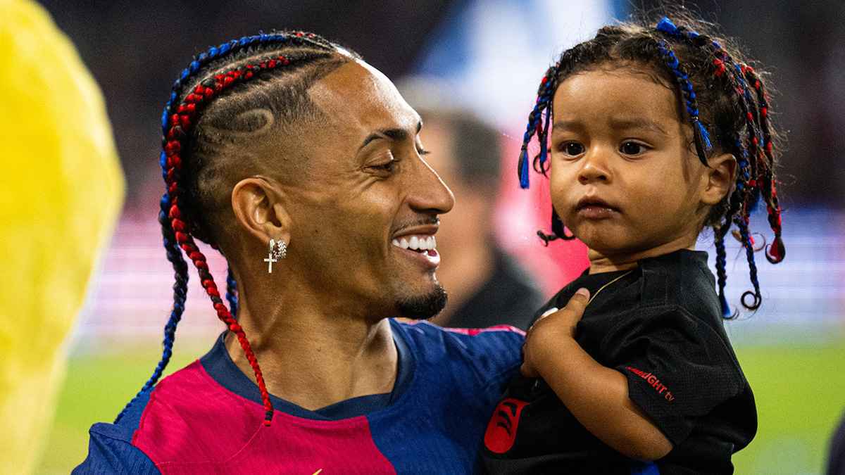 رافينيا يودع ملعب "مونتغويك" بطريقته الخاصة (فيديو)