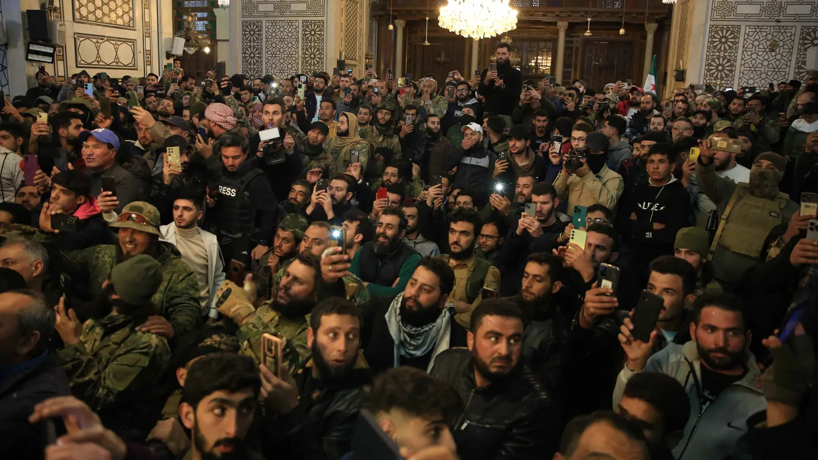 احتفالا بسقوط الأسد.. مساجد دمشق تصدح بـ"تكبيرات العيد" (فيديو وصور)