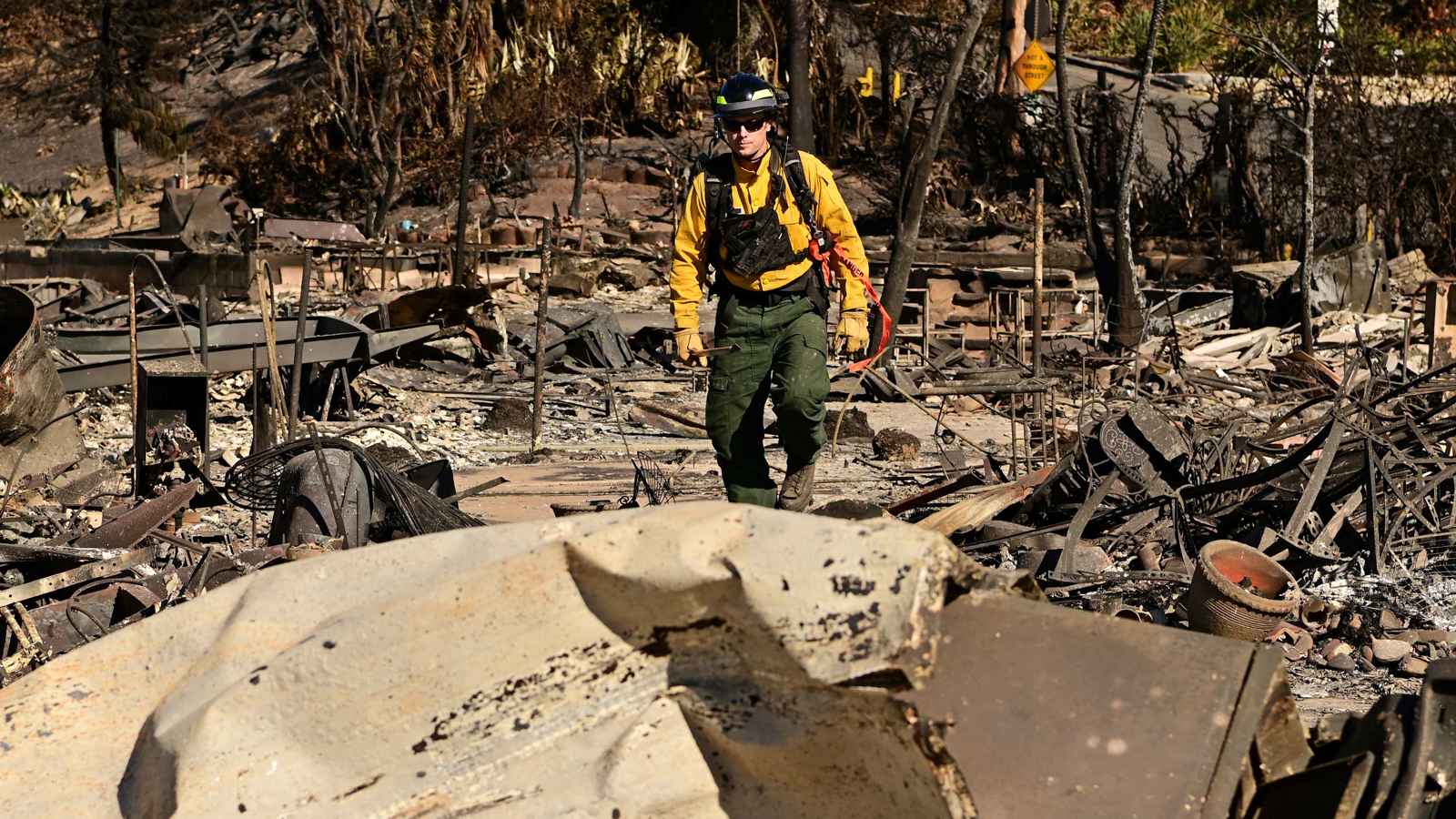 "لغز" شرارة حرائق لوس أنجلوس مفتاحه "5 شبان" (فيديو)