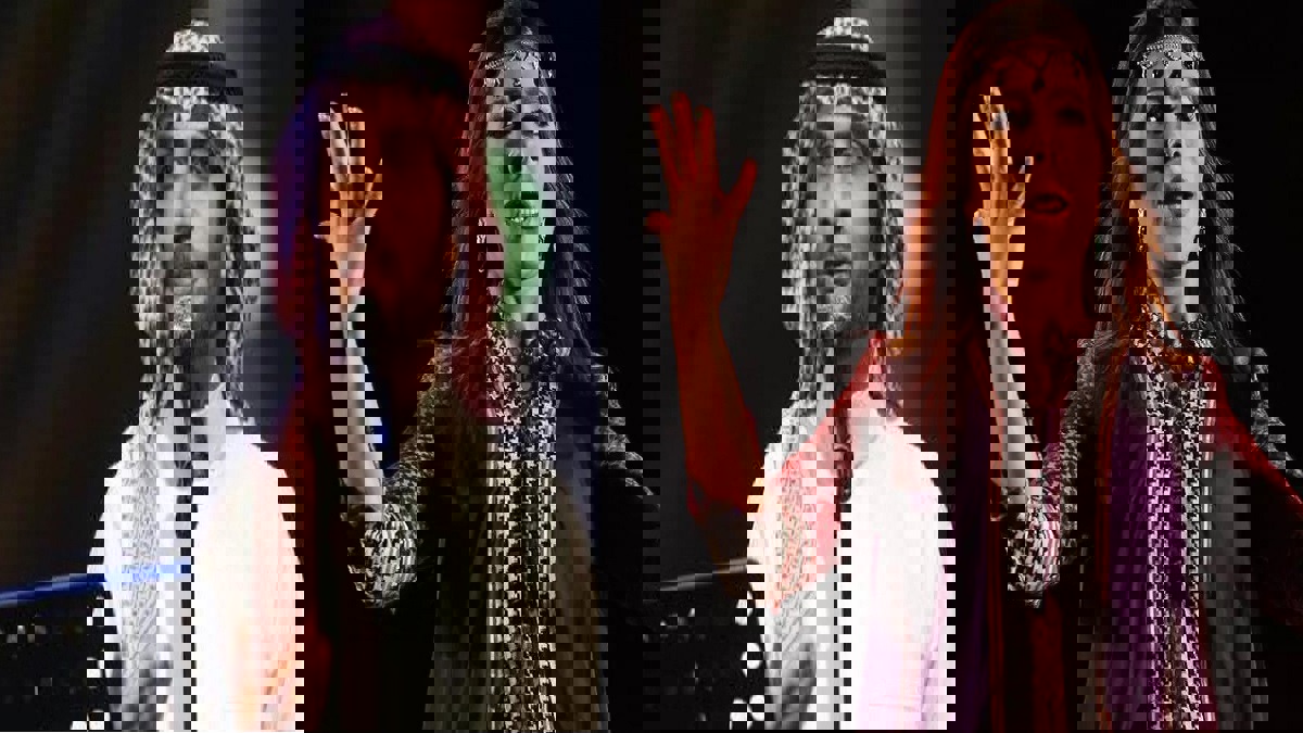 ماجد المهندس يُقبّل يد أصالة على هامش حفلهما في السعودية (فيديو)