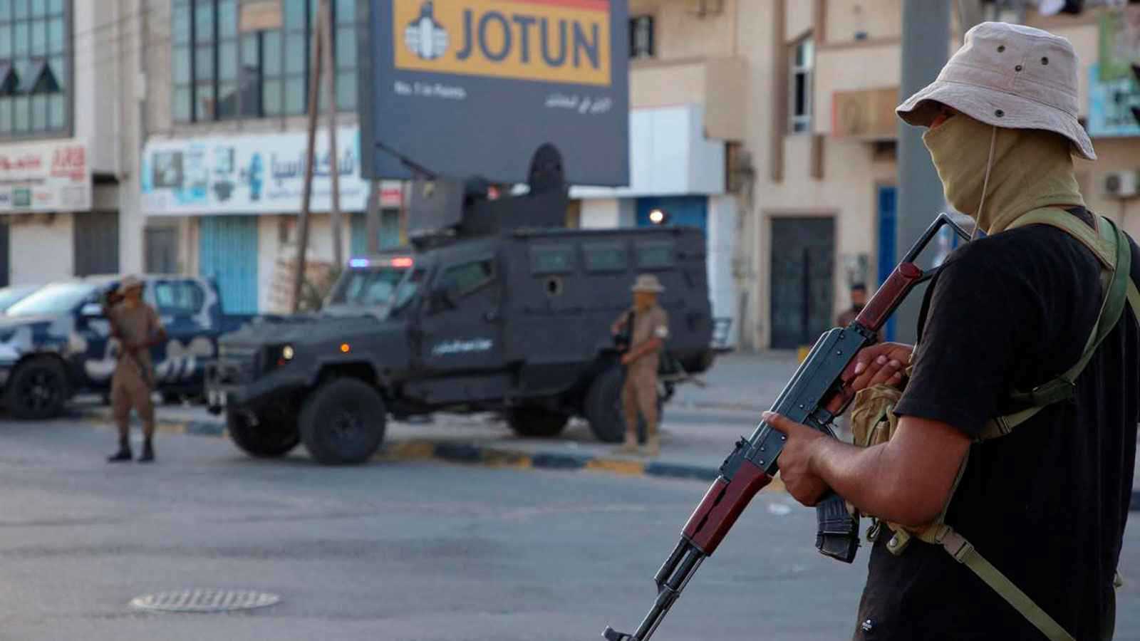 اندلاع اشتباكات بين الأهالي وتشكيل مسلح في صبراتة غرب ليبيا (فيديو)