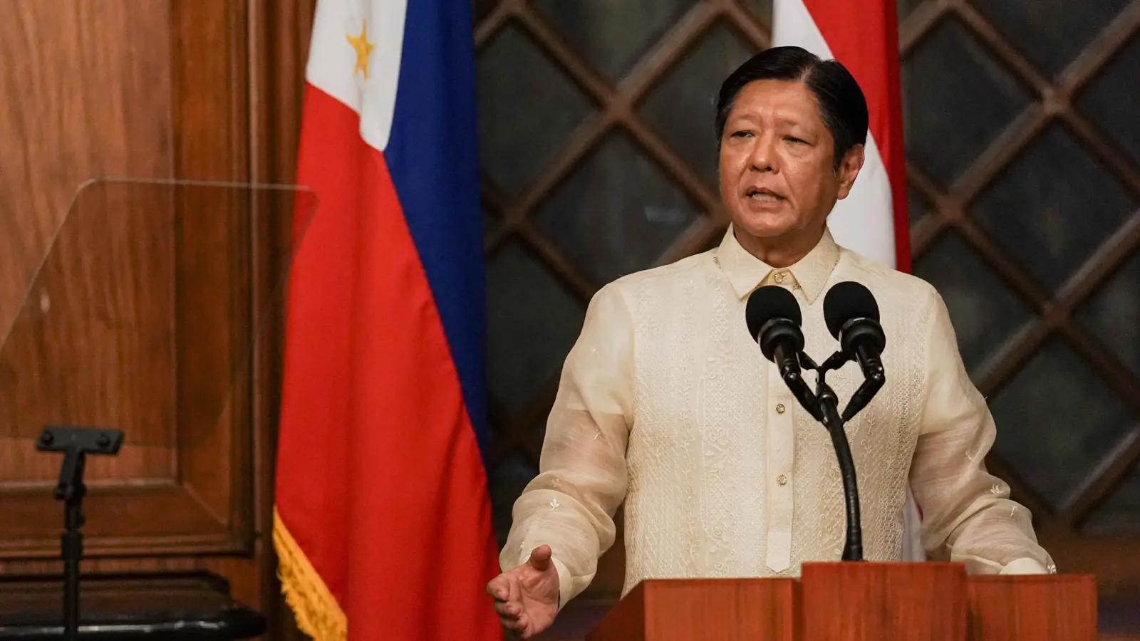 الرئيس الفلبيني يدعو المحتجين للحفاظ على سلمية المظاهرات