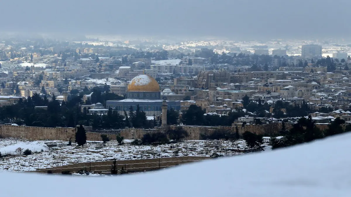 في مشهد أسر القلوب.. المسجد الأقصى يُغسل بالماء والثلج والبرَد (فيديو)
