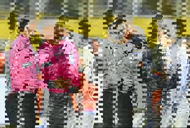 لكمه وأسقطه أرضا.. اعتداء مروّع من رئيس ناد على حكم تركي (فيديو)

