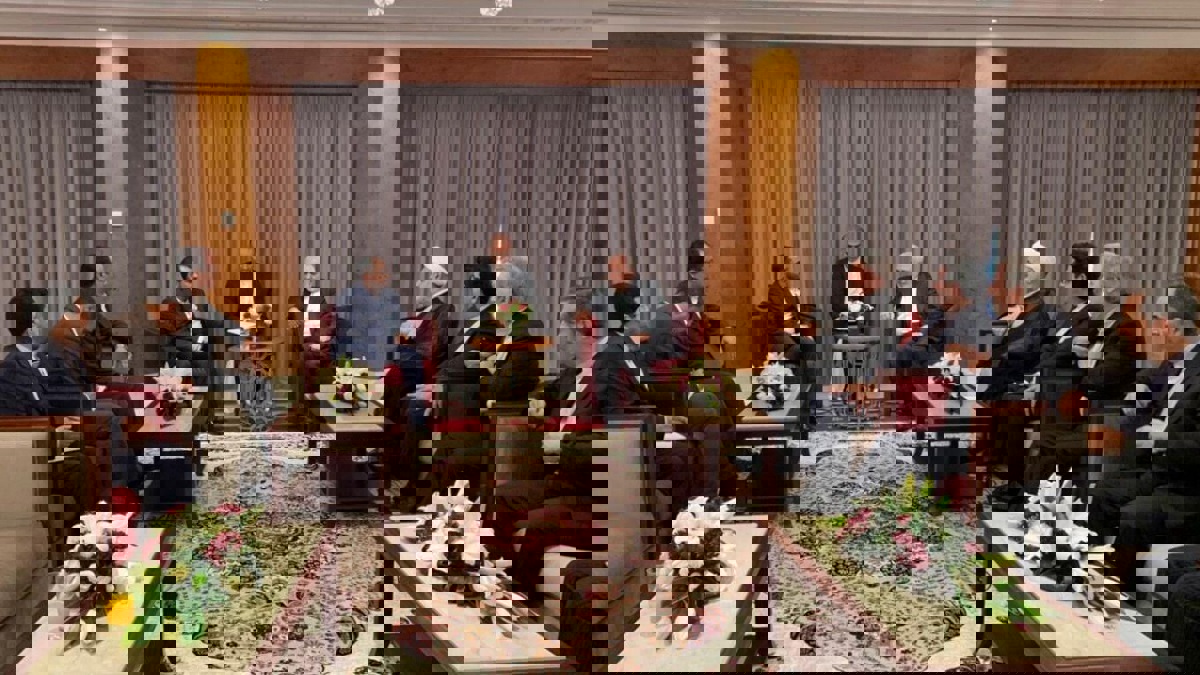 ظريف يلتقي مسؤولا حوثيا في مسقط