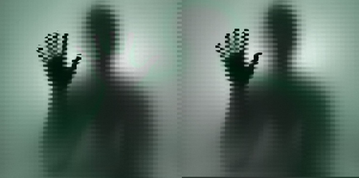 مُقنَّع غامض يُخيف سكان مدينة بريطانية (فيديو)