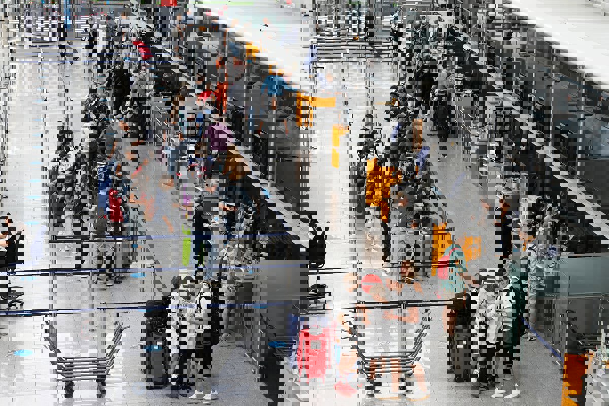 8 أشخاص يتسببون بإلغاء 60 رحلة في مطار ميونيخ.. فما القصة؟