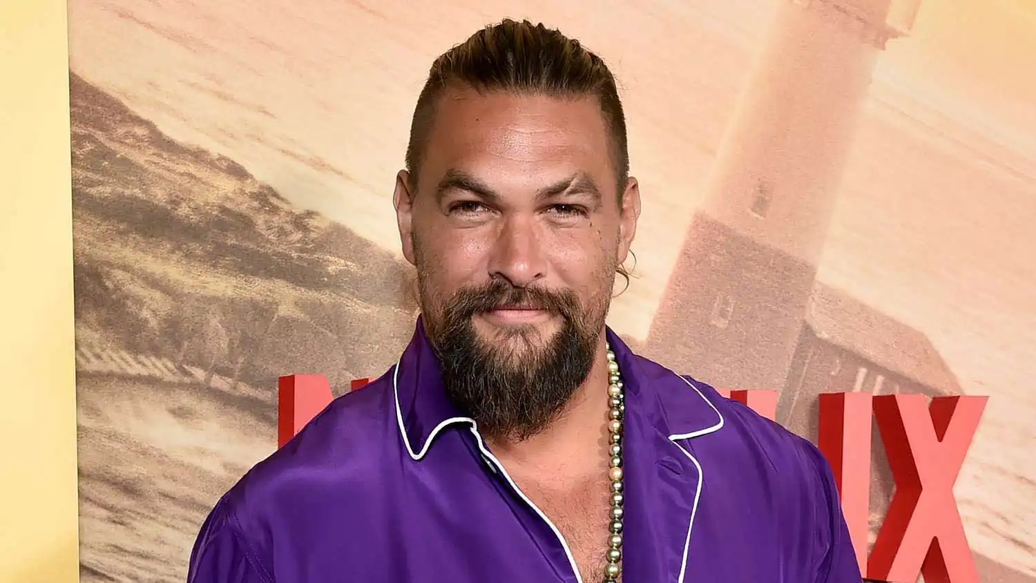 جيسون موموا يصدم جمهوره بإطلالة غير معتادة (فيديو)