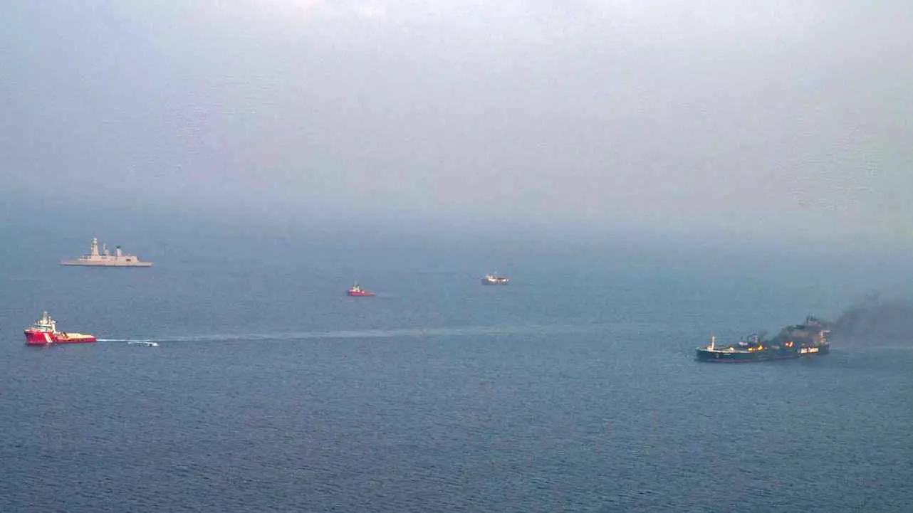 هجوم صاروخي يستهدف سفينة تجارية قبالة اليمن