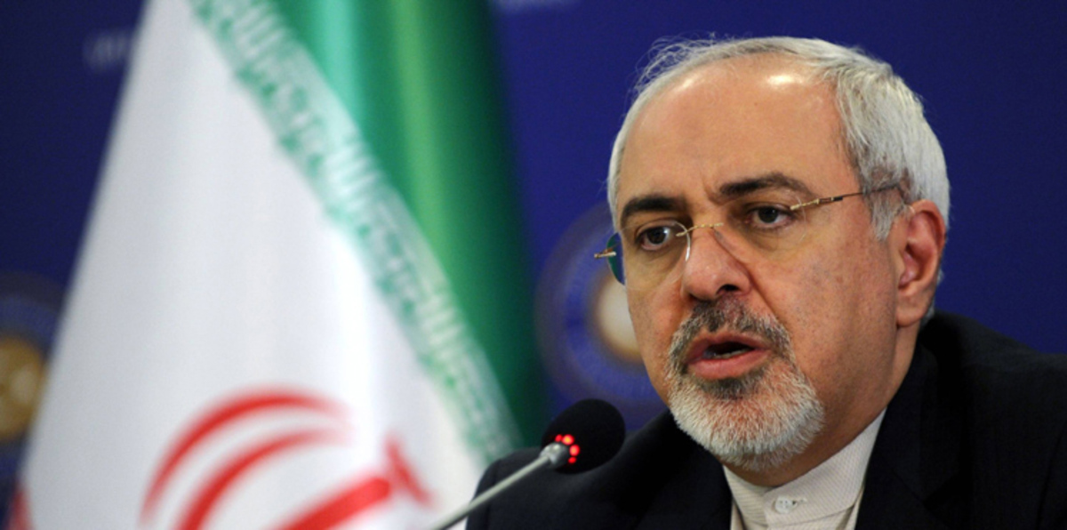 ظريف يقر بخطأ طهران في سوريا ويحذر واشنطن من التدخل بريًا