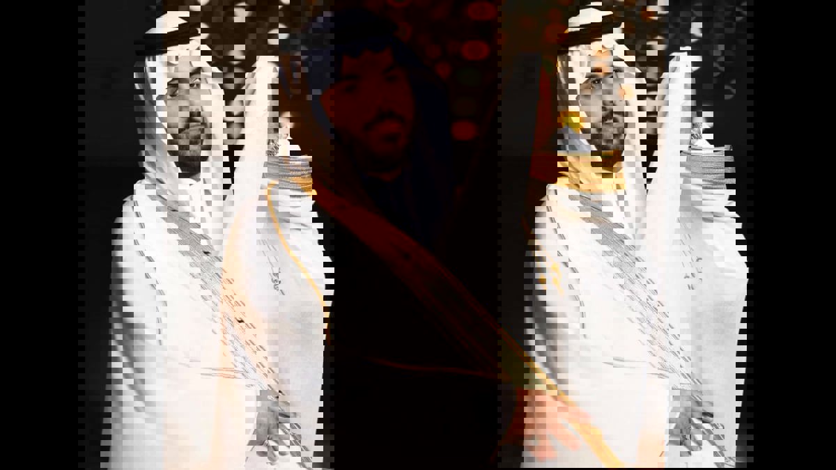 المشهور السعودي غازي الذيابي يفاجئ خطيبته في عقد قرانه بهدية ثمينة