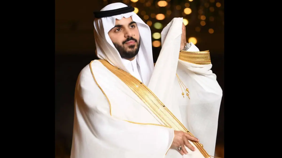 المشهور السعودي غازي الذيابي يفاجئ خطيبته في عقد قرانه بهدية ثمينة