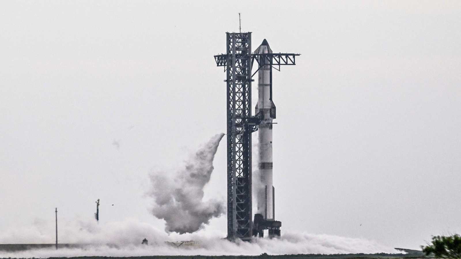 بعد سلسلة انتكاسات.. انطلاق صاروخ "ستارشيب" في رحلة تجريبية جديدة (فيديو)