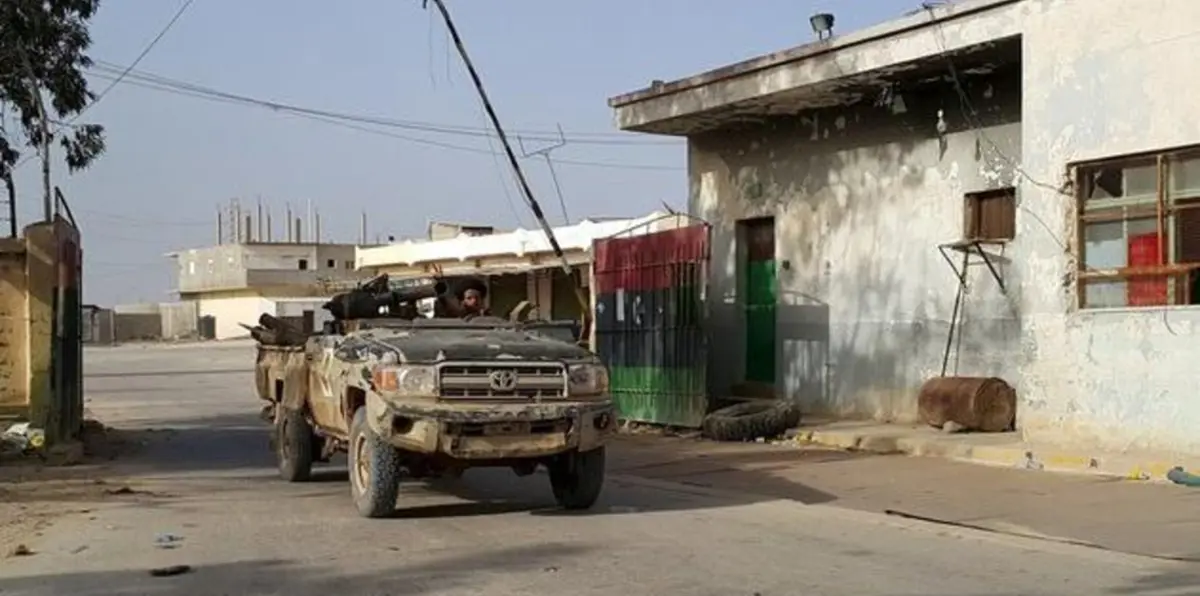 الجيش الليبي يعرض الخروج الآمن على المسلّحين في درنة