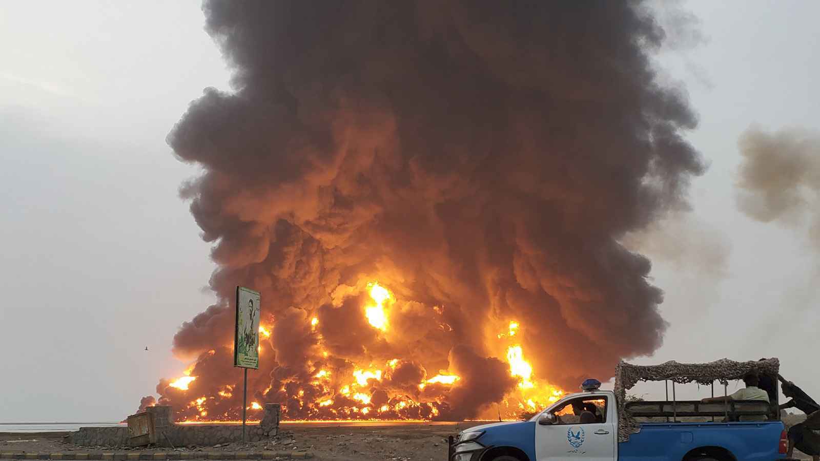 فيديو ليلي يوثق استمرار اشتعال النيران في ميناء الحديدة