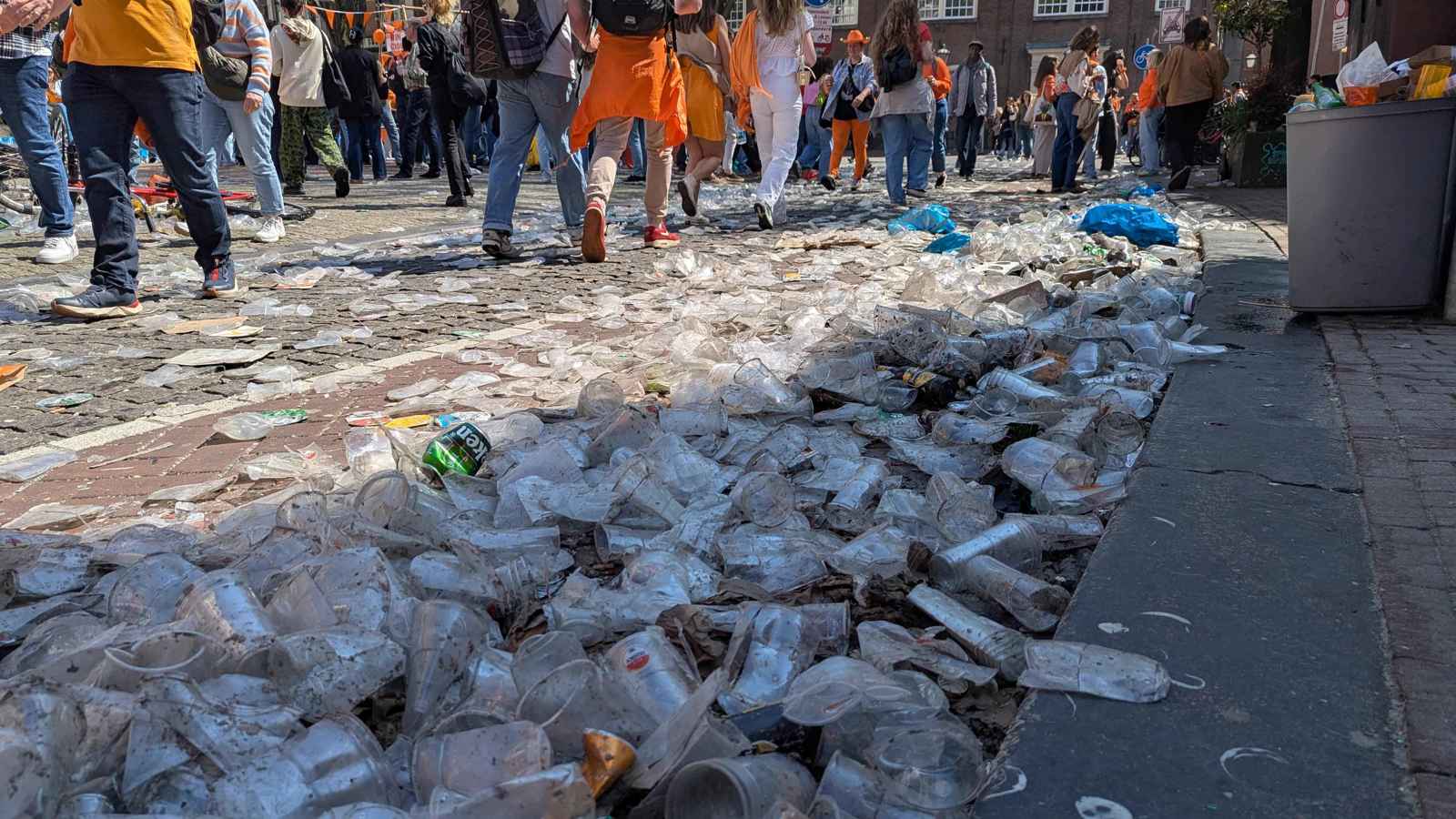 اليوم الأكثر تلوّثا.. حملة لتنظيف قنوات أمستردام بعد عيد الملك (فيديو)