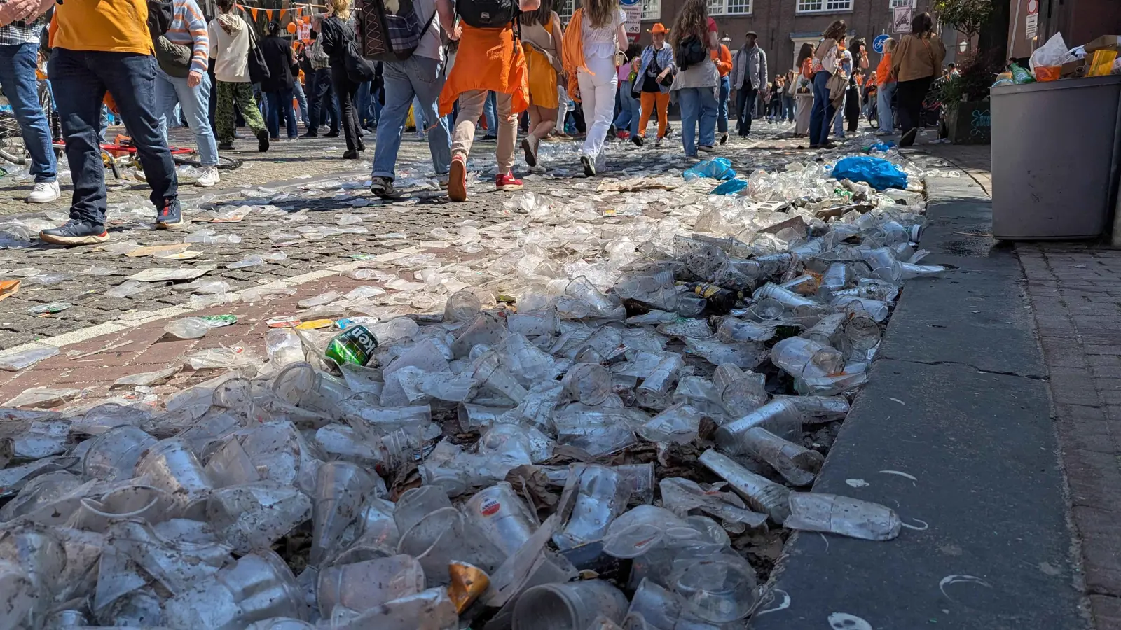 اليوم الأكثر تلوّثا.. حملة لتنظيف قنوات أمستردام بعد عيد الملك (فيديو)