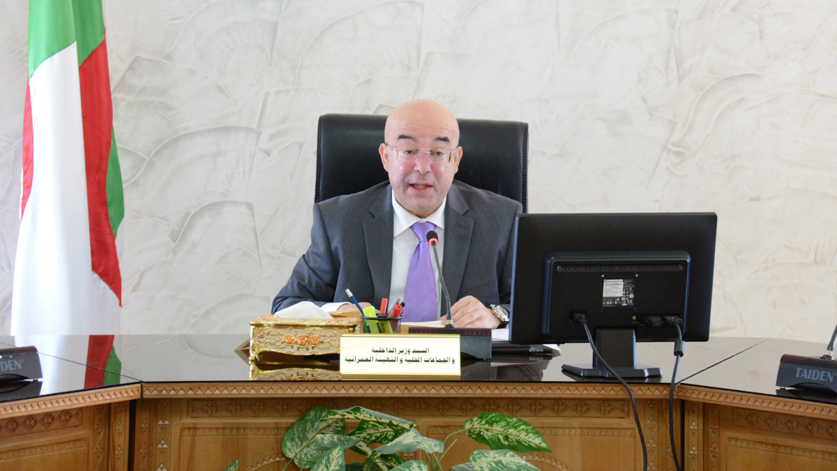 وسط أنباء عن إقالة وشيكة.. وزير الداخلية الجزائري ينفي إساءته للمتظاهرين