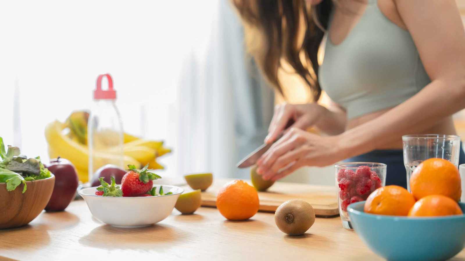 ماذا يحدث عند تقطيع الفاكهة دون غسلها؟