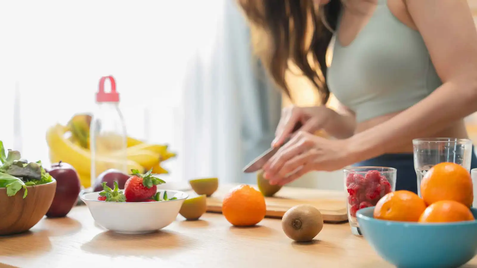 ماذا يحدث عند تقطيع الفاكهة دون غسلها؟