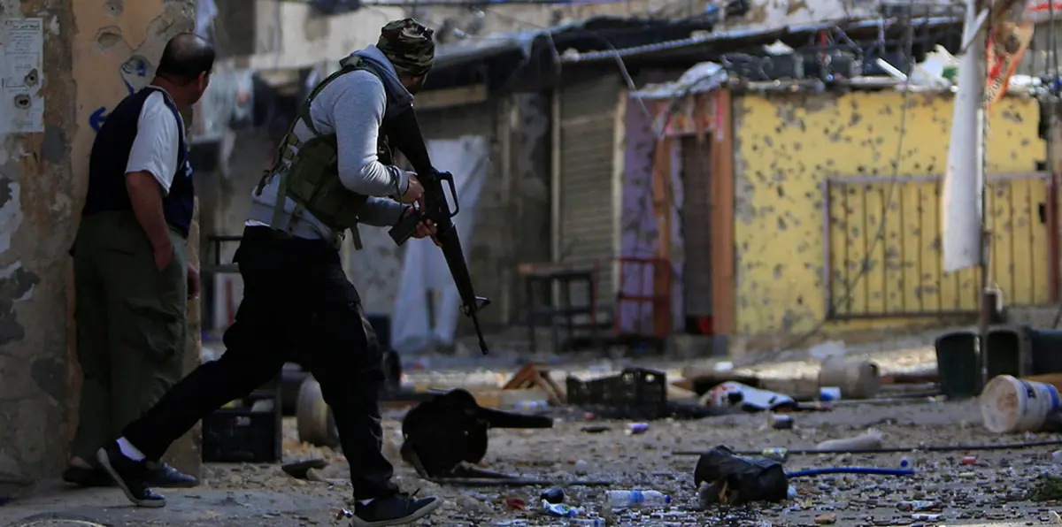 "المية ومية" يقف على برميل بارود.. لبنان يضيق ذرعًا بسلاح المخيمات الفلسطينية