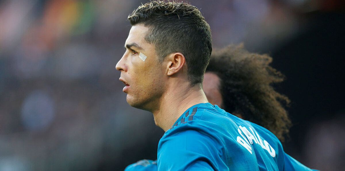 مباراة ريال مدريد وفالنسيا.. كريستيانو رونالدو يضرب مونتويا بالكوع (فيديو)