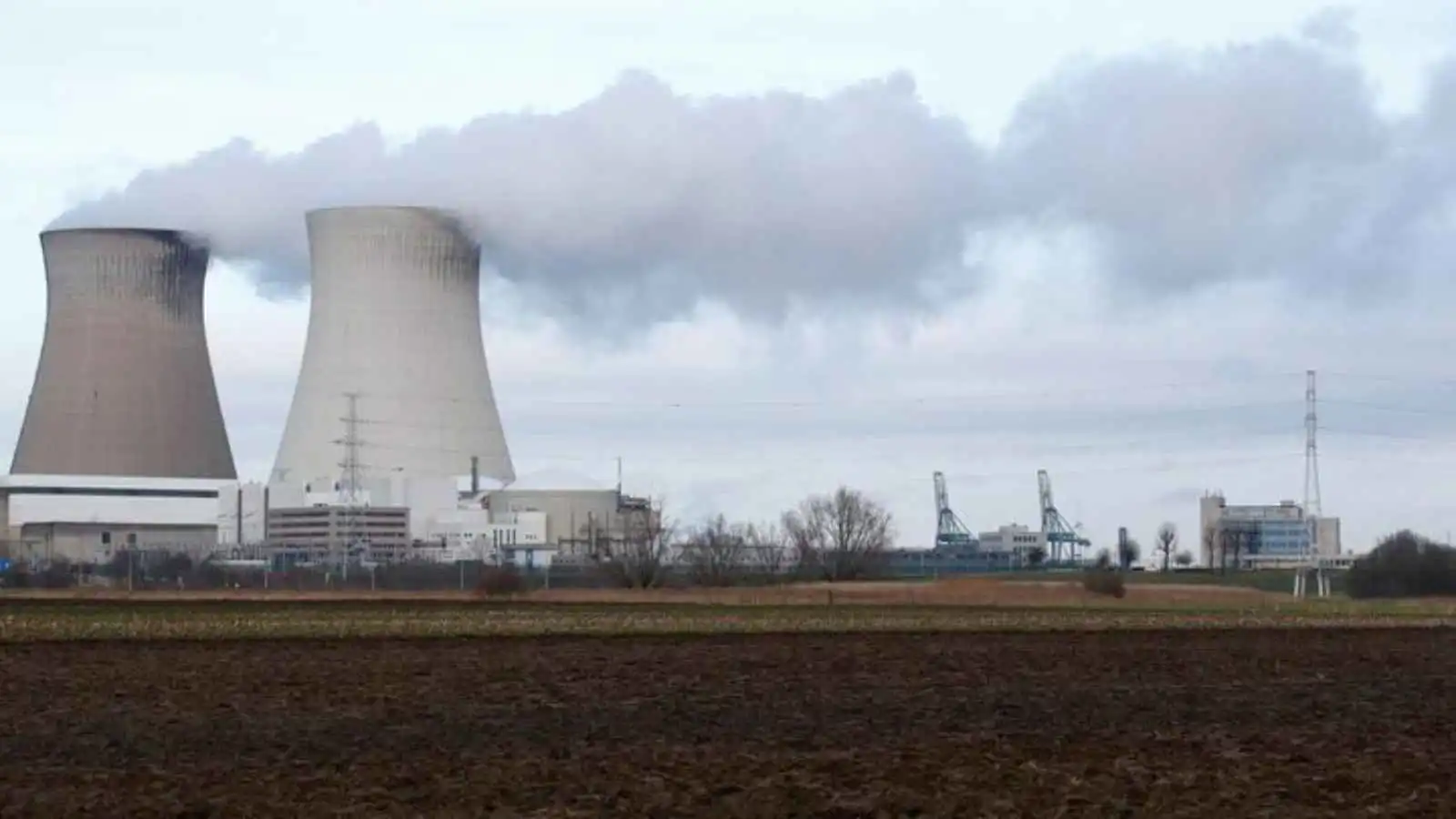 رصد 3 طائرات مسيرة فوق محطة دويل للطاقة النووية في بلجيكا