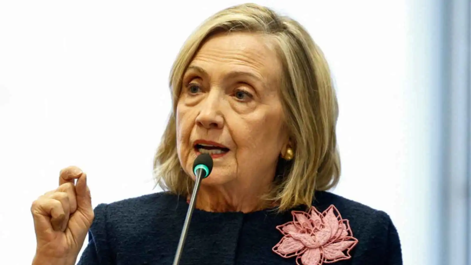 "موقف مُخز".. هيلاري كلينتون تهاجم إدارة ترامب بسبب أوكرانيا