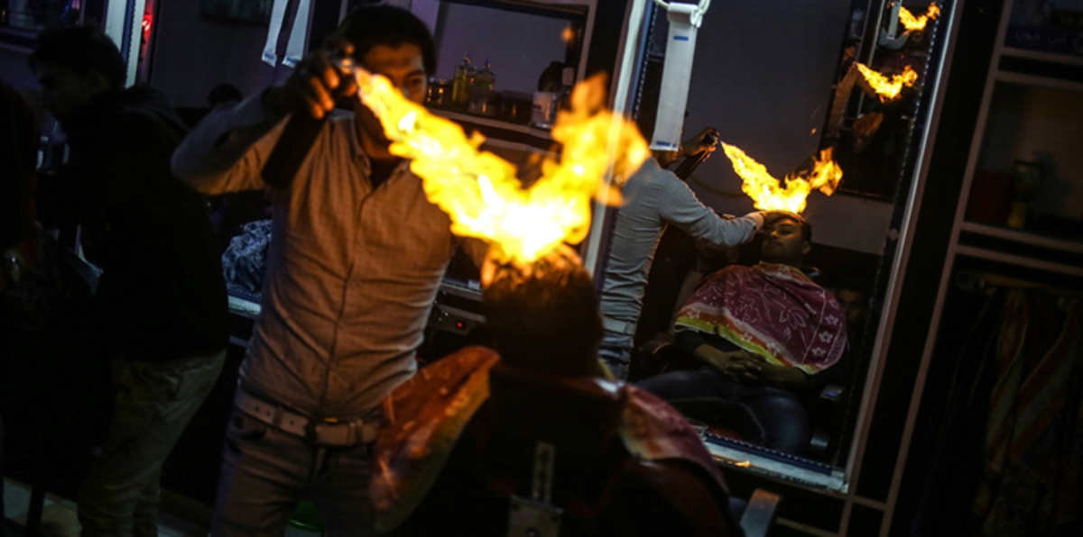 صور.. النار بدلا عن "السشوار" في غزة