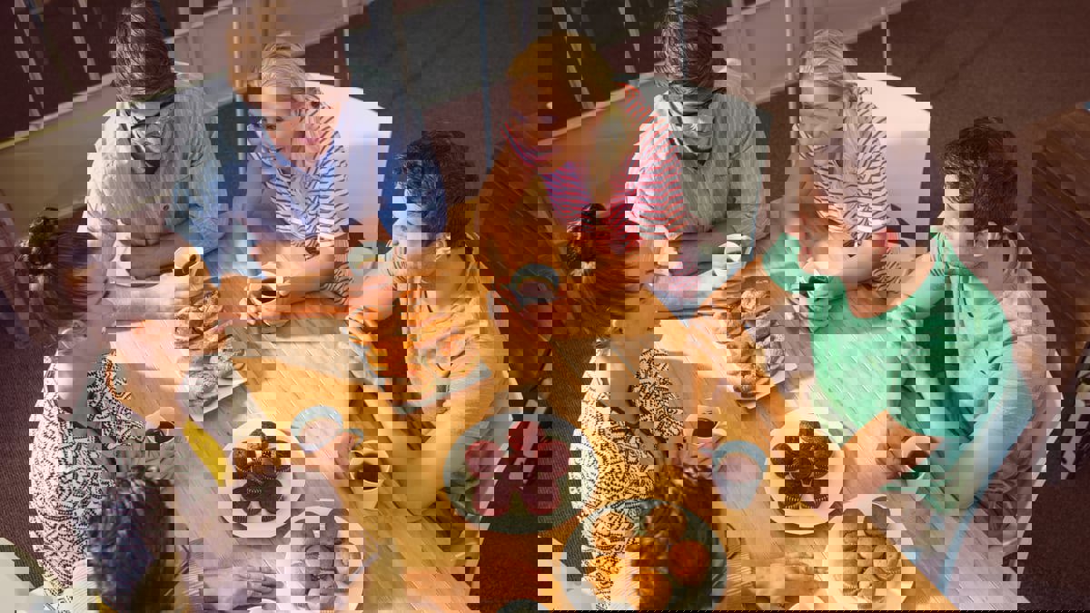 الحلويات في مكان العمل "مضرة" كالتدخين السلبي