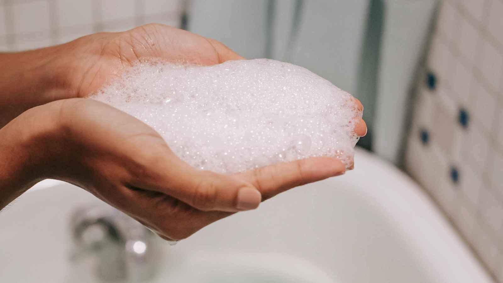 كيف يؤثر الاستحمام المفرط في بشرتك؟