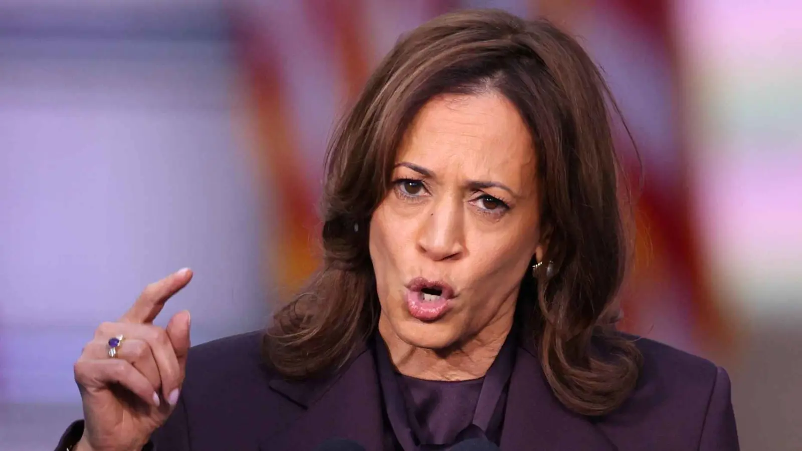 ظهور "غير مألوف".. كمالا هاريس في إطلالة أنثوية "لافتة" (صور)