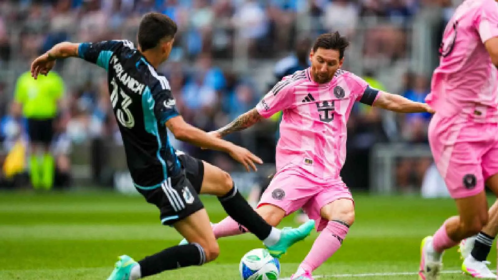 الأهلي أم الهلال.. من النادي الأقرب للتعاقد مع "ميسي"؟