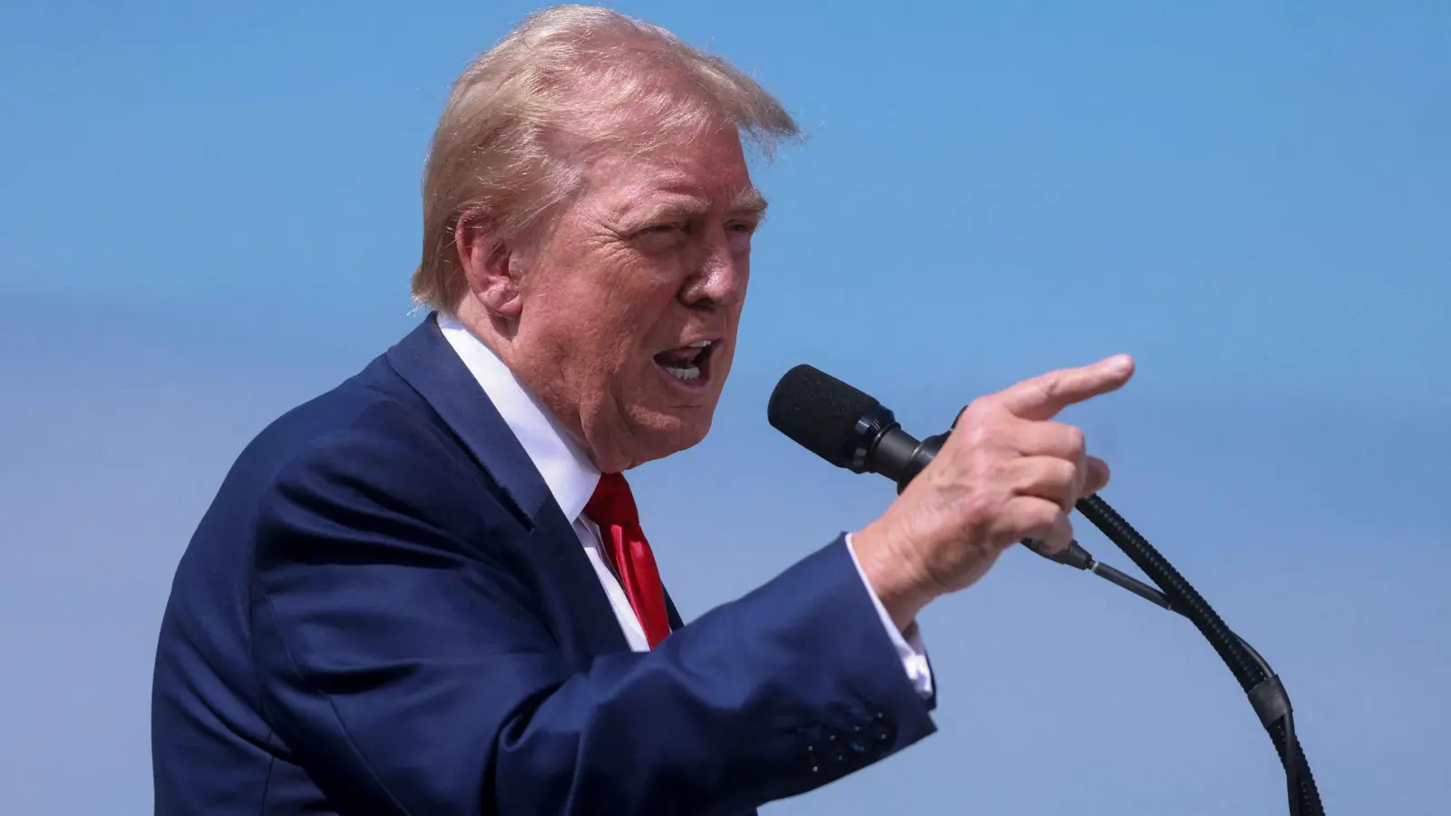 ترامب يتعهد بعرقلة "صفقة" مع اليابان