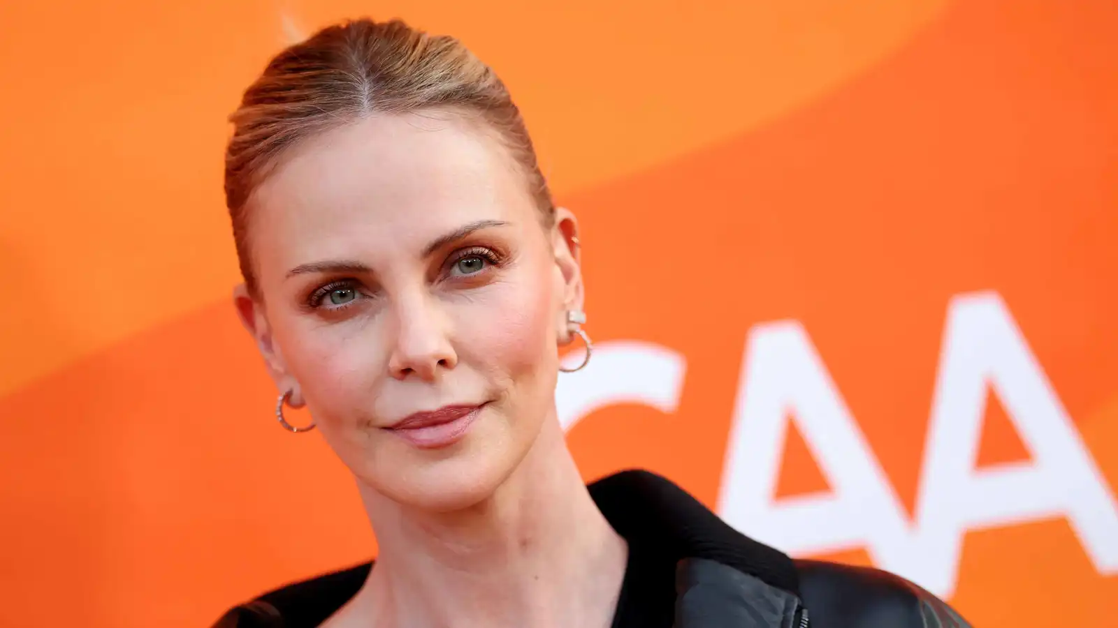 ليلة الموت.. تشارليز ثيرون تروي تفاصيل مقتل والدها على يد أمها